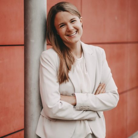 Alexandra – deine Familienbegleiterin mit Herz Alexandra, zertifizierte Familienbegleiterin, lächelt freundlich in die Kamera