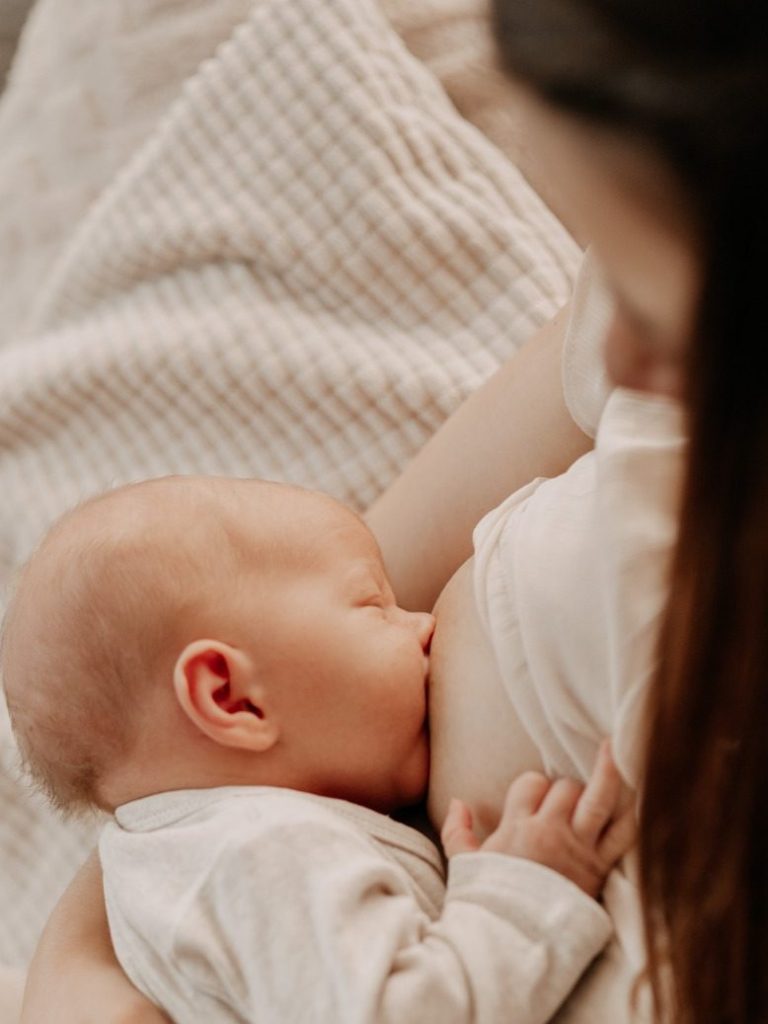 Stillen mit Vertrauen und Verbundenheit Neugeborenes wird liebevoll gestillt – Nähe und Bindung beim Stillen